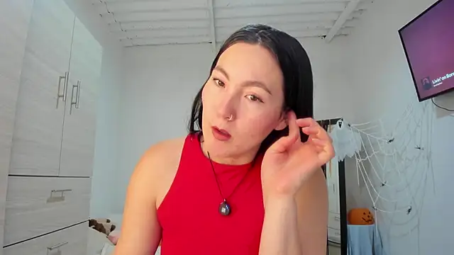 Elle Lee  online show from 10/28/25, 03:04