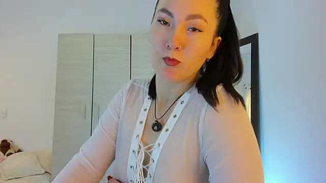 Elle Lee  online show from 02/04/26, 03:40