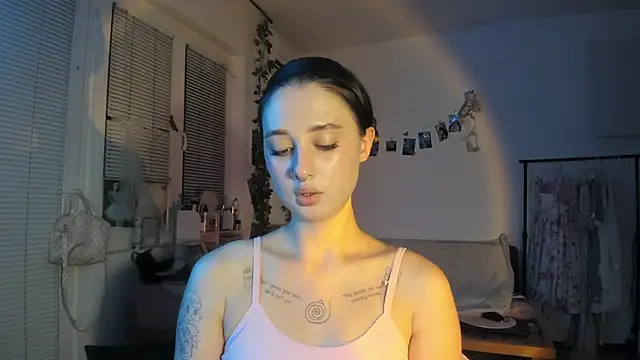 Snapshot of Jenny_darling_love chatting on 09/24/25, 06:33 Jenny darling love online show from 09/24/25, 06:33