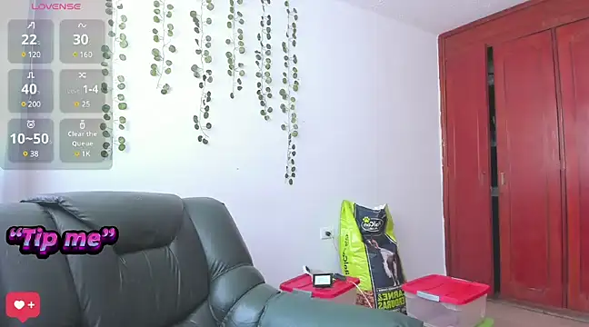 Snapshot of bonnie_moon_ chatting on 12/17/24, 06:20 bonnie moon online show from 12/17/24, 06:20