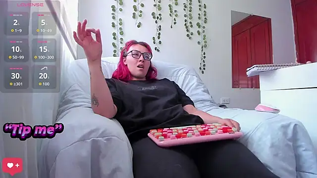 Snapshot of bonnie_moon_ chatting on 09/16/25, 09:27 bonnie moon online show from 09/16/25, 09:27