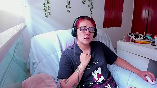 Snapshot of bonnie_moon_ chatting on 09/27/25, 03:17 bonnie moon online show from 09/27/25, 03:17