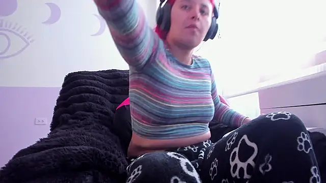 Snapshot of bonnie_moon_ chatting on 10/06/25, 05:43 bonnie moon online show from 10/06/25, 05:43