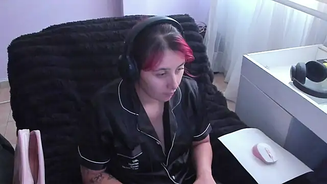 Snapshot of bonnie_moon_ chatting on 10/11/25, 08:18 bonnie moon online show from 10/11/25, 08:18