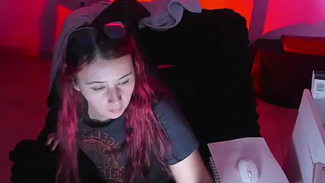 Snapshot of bonnie_moon_ chatting on 10/21/25, 10:21 bonnie moon online show from 10/21/25, 10:21