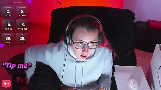 Snapshot of bonnie_moon_ chatting on 10/25/25, 07:41 bonnie moon online show from 10/25/25, 07:41