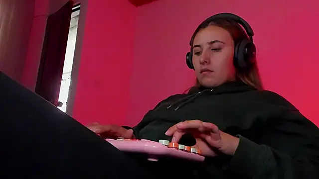 Snapshot of bonnie_moon_ chatting on 12/22/25, 09:23 bonnie moon online show from 12/22/25, 09:23