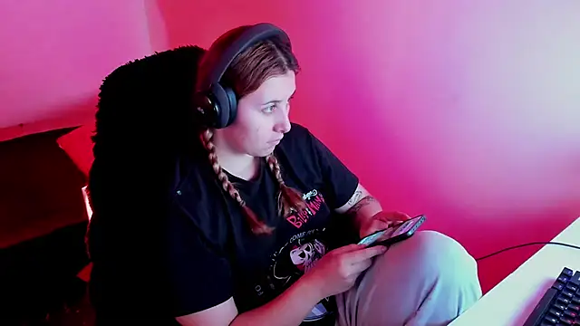 bonnie moon  online show from 04/13/26, 06:35