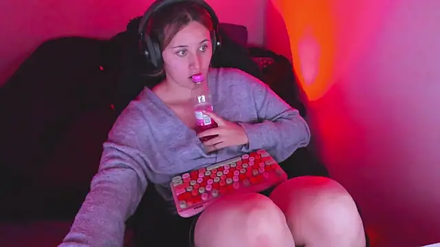 bonnie moon  online show from 04/16/26, 08:53