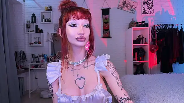 Snapshot of Marcellean chatting on 10/13/25, 03:39 Marcellean online show from 10/13/25, 03:39