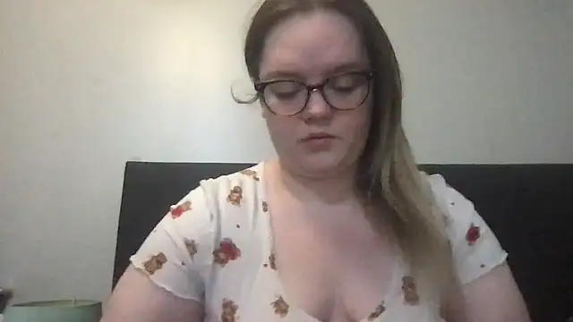 honeyyy24 online show from 10/26/25, 06:25