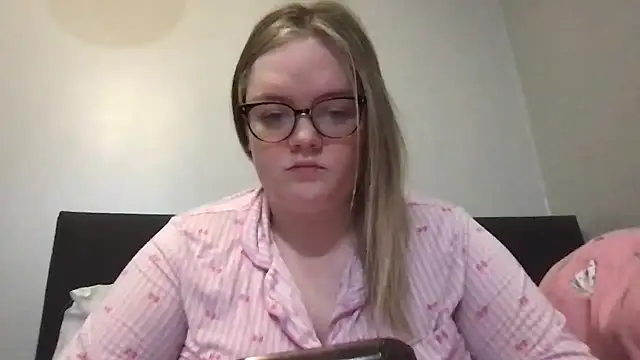 honeyyy24 online show from 02/02/26, 09:02