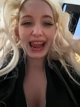 Snapshot of Milkyy_wway chatting on 12/19/25, 06:42 Milkyy wway online show from 12/19/25, 06:42