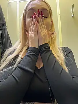 Snapshot of Milkyy_wway chatting on 12/23/25, 07:28 Milkyy wway online show from 12/23/25, 07:28