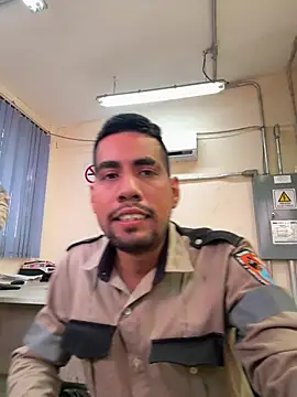 Snapshot of EnriquePersian197 chatting on 03/10/25, 03:20 EnriquePersian197 online show from 03/10/25, 03:20