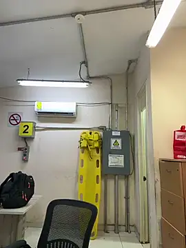 Snapshot of EnriquePersian197 chatting on 10/15/25, 01:06 EnriquePersian197 online show from 10/15/25, 01:06