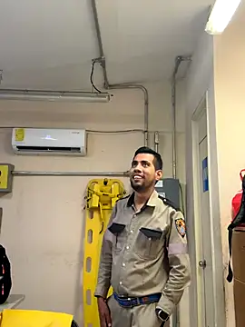 Snapshot of EnriquePersian197 chatting on 10/24/25, 12:19 EnriquePersian197 online show from 10/24/25, 12:19