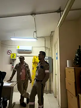 Snapshot of EnriquePersian197 chatting on 12/03/25, 12:18 EnriquePersian197 online show from 12/03/25, 12:18