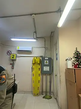 Snapshot of EnriquePersian197 chatting on 12/15/25, 12:42 EnriquePersian197 online show from 12/15/25, 12:42