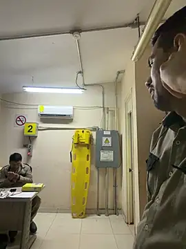 Snapshot of EnriquePersian197 chatting on 12/19/25, 03:02 EnriquePersian197 online show from 12/19/25, 03:02