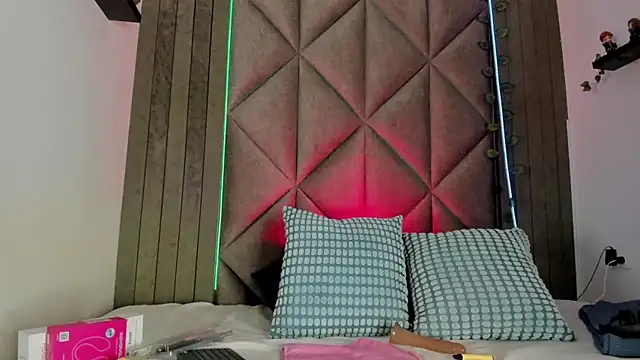 BriaConner  online show from 12/19/25, 03:02