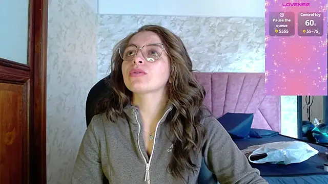 Snapshot of _isaabellaa chatting on 10/27/25, 02:10 isaabellaa online show from 10/27/25, 02:10