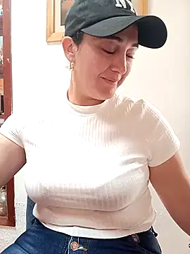 Snapshot of skayhot_ chatting on 02/18/25, 04:16 skayhot online show from 02/18/25, 04:16