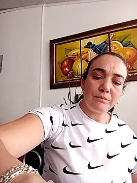 Snapshot of skayhot_ chatting on 02/27/25, 04:43 skayhot online show from 02/27/25, 04:43