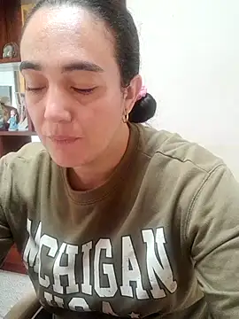 Snapshot of skayhot_ chatting on 10/25/25, 02:13 skayhot online show from 10/25/25, 02:13