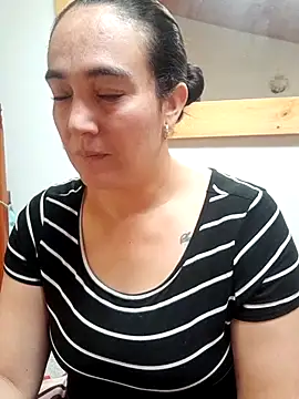 Snapshot of skayhot_ chatting on 10/27/25, 01:15 skayhot online show from 10/27/25, 01:15