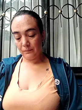 Snapshot of skayhot_ chatting on 11/05/25, 12:38 skayhot online show from 11/05/25, 12:38