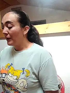 Snapshot of skayhot_ chatting on 11/08/25, 02:06 skayhot online show from 11/08/25, 02:06