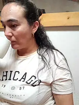 Snapshot of skayhot_ chatting on 11/14/25, 01:32 skayhot online show from 11/14/25, 01:32