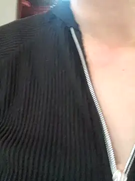 Snapshot of skayhot_ chatting on 11/21/25, 01:43 skayhot online show from 11/21/25, 01:43