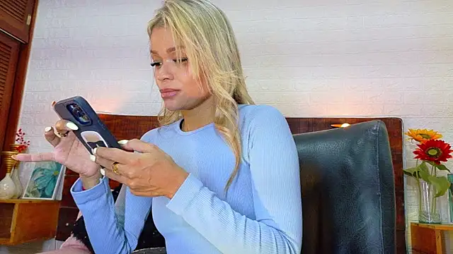 Snapshot of Celeste_sanz chatting on 09/16/25, 06:42 Celeste sanz online show from 09/16/25, 06:42