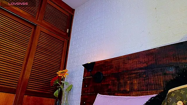 Snapshot of Celeste_sanz chatting on 10/21/25, 10:27 Celeste sanz online show from 10/21/25, 10:27