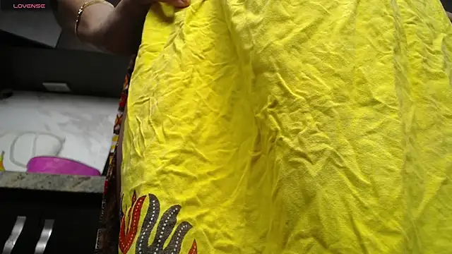 Snapshot of iniyalaboni chatting on 10/17/25, 08:00 iniyalaboni online show from 10/17/25, 08:00