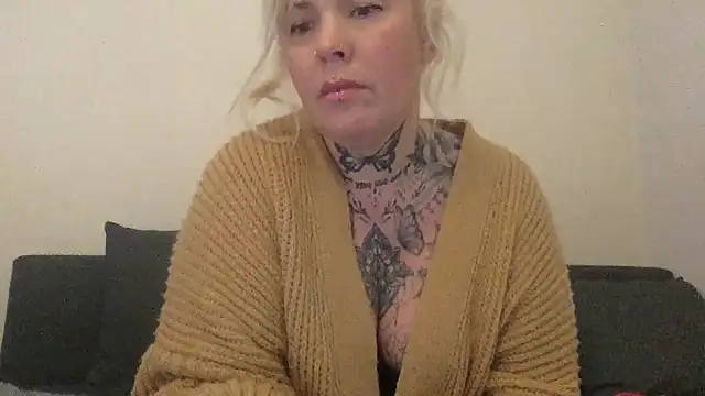 Snapshot of blondy40 chatting on 02/22/25, 02:30 blondy40 online show from 02/22/25, 02:30