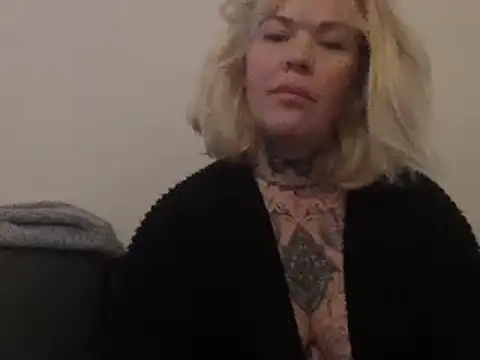 Snapshot of blondy40 chatting on 03/11/25, 10:42 blondy40 online show from 03/11/25, 10:42