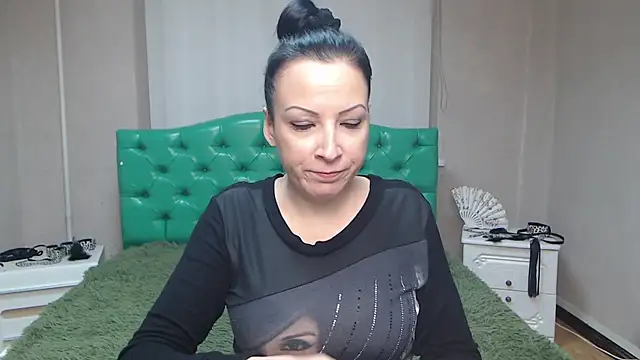 Snapshot of ElizabethSho chatting on 12/07/24, 09:11 ElizabethSho online show from 12/07/24, 09:11