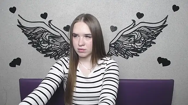 Snapshot of LauraHlot chatting on 04/18/26, 05:17 LauraHlot online show from 04/18/26, 05:17
