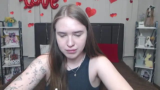 Snapshot of LauraHlot chatting on 05/07/26, 06:13 LauraHlot online show from 05/07/26, 06:13