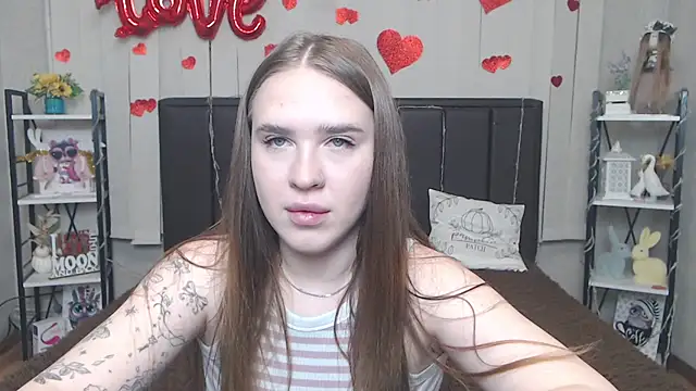 Snapshot of LauraHlot chatting on 05/08/26, 05:29 LauraHlot online show from 05/08/26, 05:29
