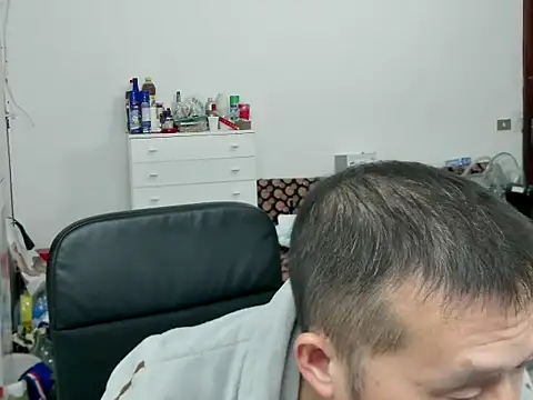 Snapshot of zwc147369 chatting on 12/14/25, 07:51 zwc147369 online show from 12/14/25, 07:51