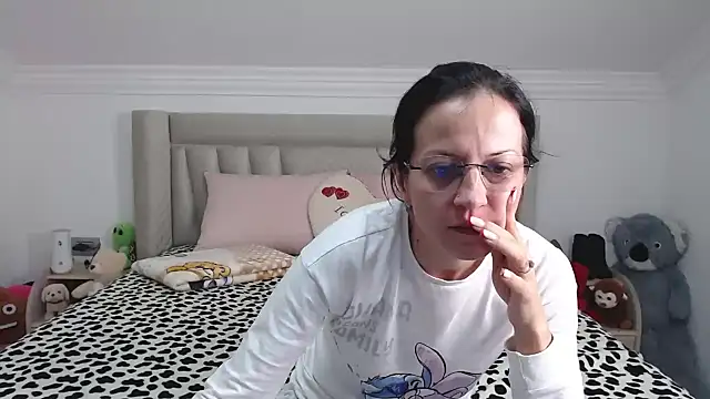 Snapshot of CatWoman0001 chatting on 01/11/26, 04:34 CatWoman0001 online show from 01/11/26, 04:34