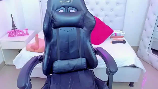 Snapshot of silvana__miller chatting on 01/03/25, 07:18 silvana miller online show from 01/03/25, 07:18