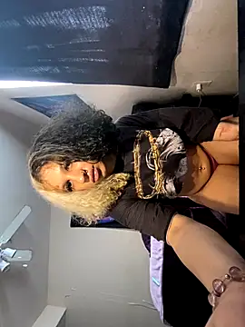 Snapshot of Creolegirl19 chatting on 11/16/25, 07:19 Creolegirl19 online show from 11/16/25, 07:19