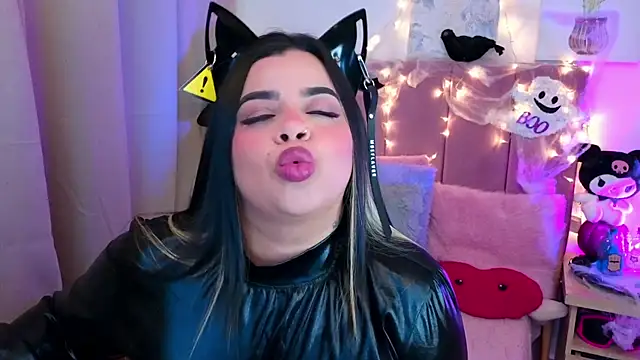 MiahJoness online show from 10/31/25, 02:01