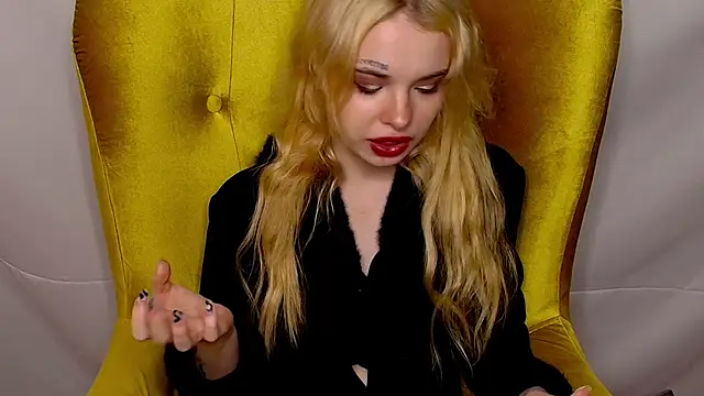 Snapshot of MisssLola chatting on 10/21/25, 02:29 MisssLola online show from 10/21/25, 02:29