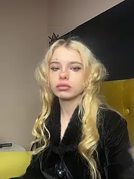 Snapshot of MisssLola chatting on 11/23/25, 12:49 MisssLola online show from 11/23/25, 12:49